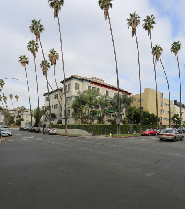 353-357 S Kenmore Ave in Los Angeles, CA - Building Photo