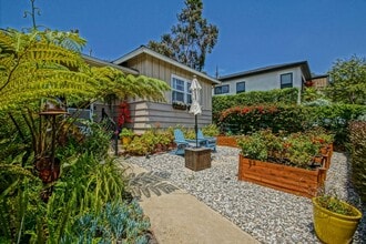 110 Vía Los Altos in Redondo Beach, CA - Foto de edificio - Building Photo