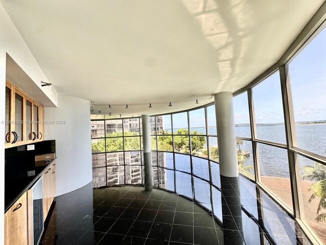 2025 Brickell Ave in Miami, FL - Building Photo - Building Photo