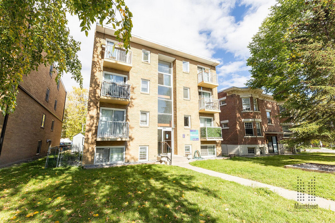 Mission Apartments in Calgary, AB - Building Photo