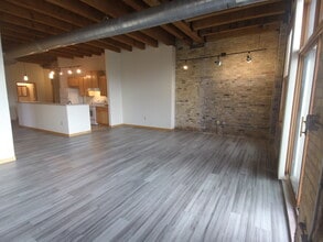 Riverview Lofts in Milwaukee, WI - Foto de edificio - Building Photo