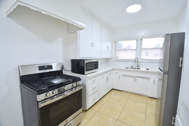 5220 Radford Ave in Los Angeles, CA - Foto de edificio - Building Photo