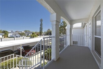 876 Gulf Pavillion Dr in Naples, FL - Building Photo - Building Photo