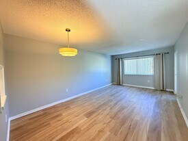 1520 Glen Oaks Dr E in Sarasota, FL - Building Photo