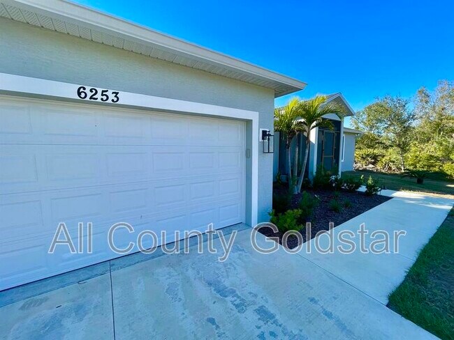 6253 Magee St in Englewood, FL - Building Photo - Building Photo