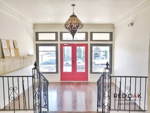 1818 Whitley Ave, Unit 106 in Los Angeles, CA - Building Photo - Building Photo