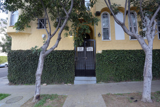 1102 S Mariposa Ave in Los Angeles, CA - Foto de edificio - Building Photo