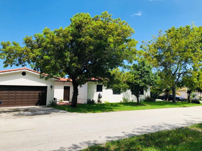 201 SE 2nd Ct in Hallandale Beach, FL - Building Photo - Building Photo