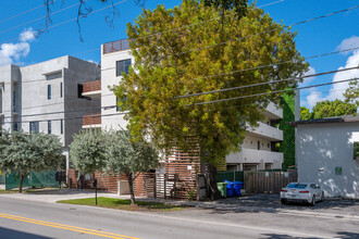 L’Uccello Condominiums in Coconut Grove, FL - Building Photo - Building Photo