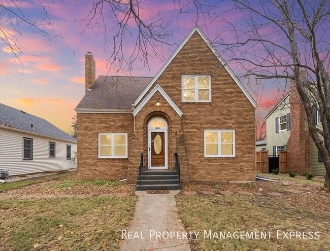 property at 620 E Wiswall Pl