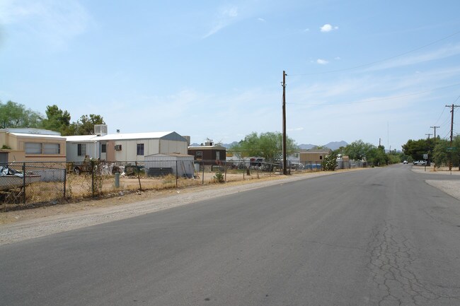 1445 N Flowing Wells Rd in Tucson, AZ - Foto de edificio - Building Photo