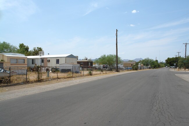 1445 N Flowing Wells Rd in Tucson, AZ - Building Photo - Building Photo