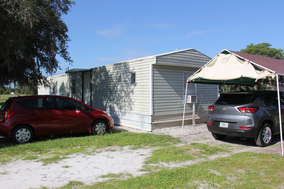 5584 Lake Buffum Rd in Lake Wales, FL - Foto de edificio