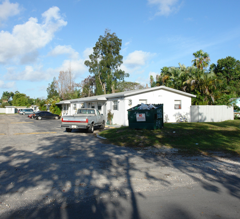 4651-4701 SW 32nd Ave in Dania, FL - Foto de edificio