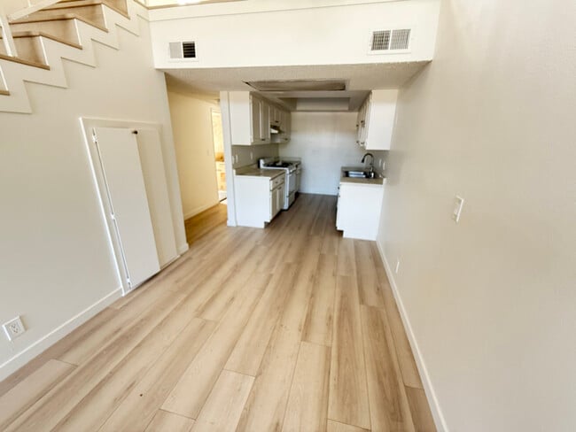 15020 Burbank Blvd in Los Angeles, CA - Building Photo - Building Photo