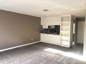 Townhouse Apartments in Whittier, CA - Foto de edificio - Building Photo