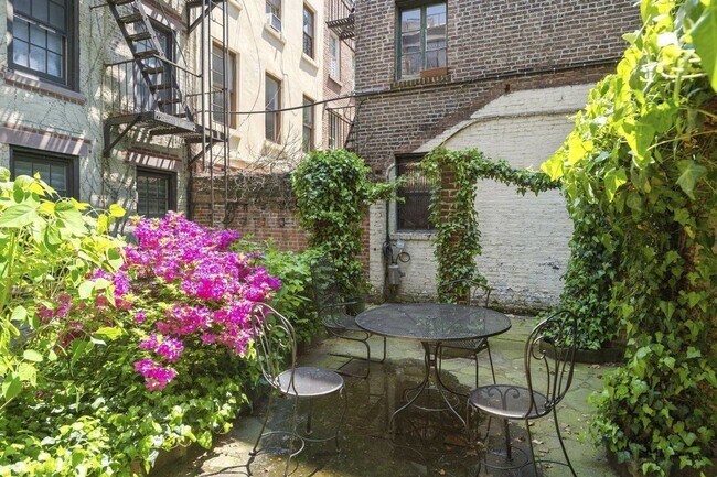 396 Bleecker St in New York, NY - Building Photo - Building Photo