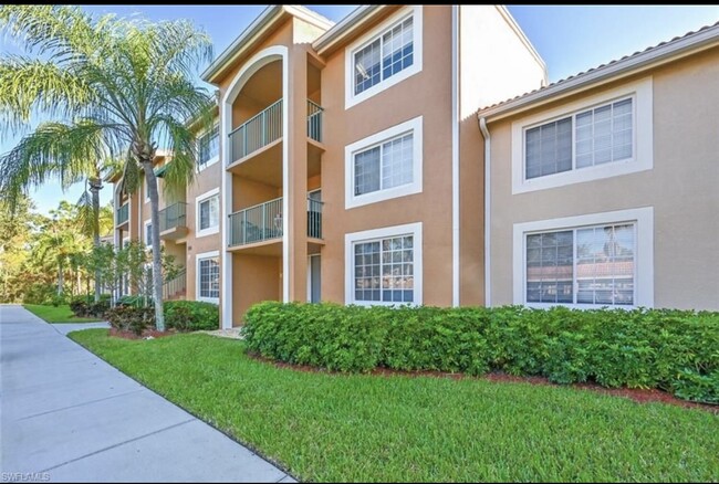 1260 Wildwood Lakes Blvd, Unit 305 in Naples, FL - Building Photo - Building Photo