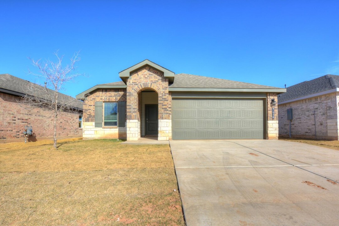 7438 8th St in Lubbock, TX - Building Photo