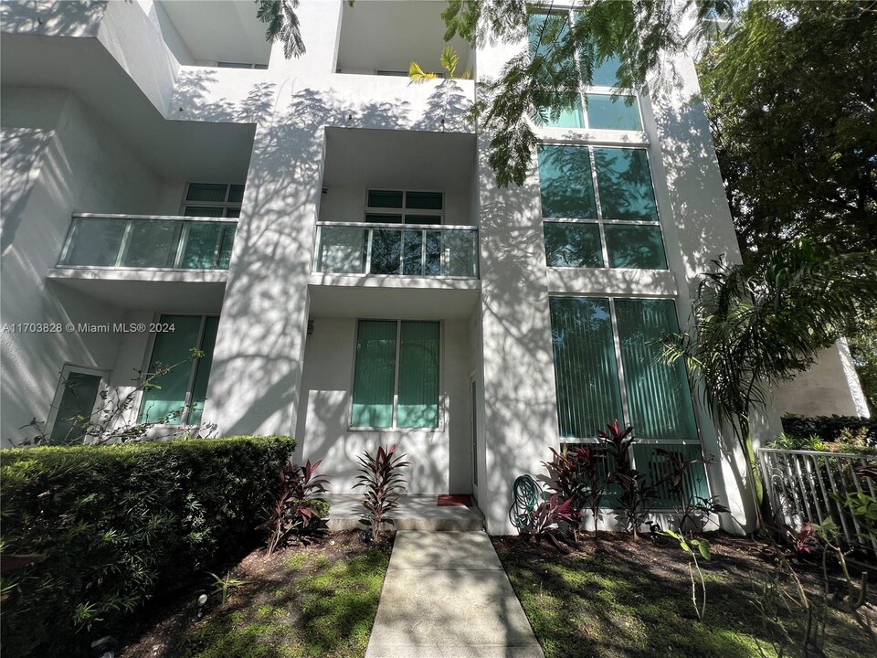 1871 NW S River Dr in Miami, FL - Building Photo