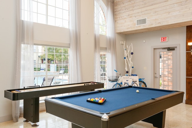 Aston at Cinco Ranch in Katy, TX - Foto de edificio - Interior Photo