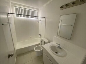 8200 Owensmouth Ave in Los Angeles, CA - Building Photo - Building Photo