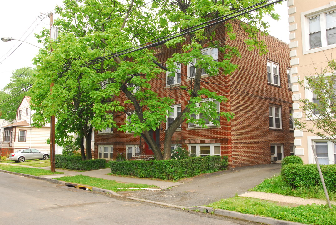 204 E Price St in Linden, NJ - Building Photo