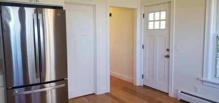 127 Bartlett St in Portsmouth, NH - Building Photo - Building Photo