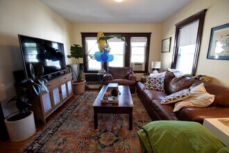 28 Atkins St, Unit 2 in Boston, MA - Foto de edificio - Building Photo