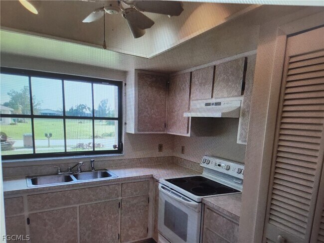 609 SE 8th St in Cape Coral, FL - Building Photo - Building Photo