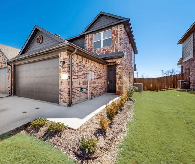 4933-5015 Villas Dr in Sanger, TX - Building Photo - Building Photo