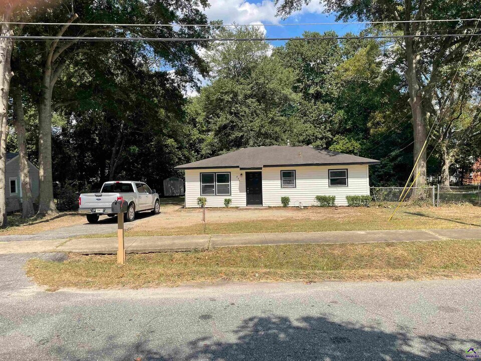 805 Crestwood Terrace in Warner Robins, GA - Building Photo