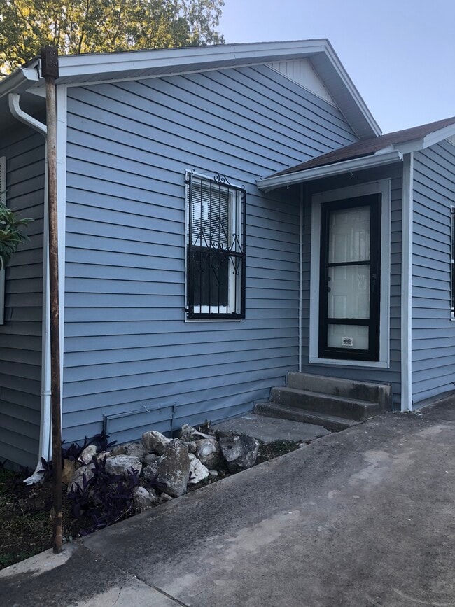 225 Monticello Ct in San Antonio, TX - Building Photo - Building Photo