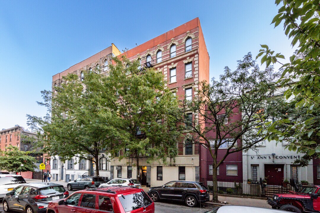 311-315 E 109th St in New York, NY - Building Photo