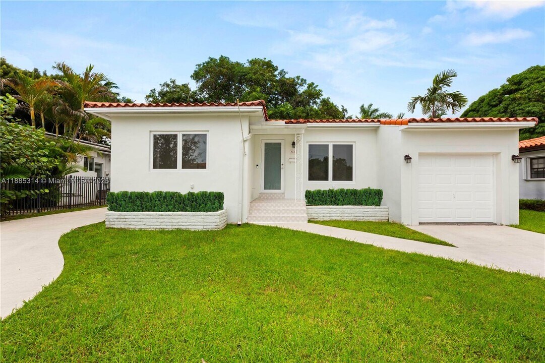 3018 Coconut Grove Dr in Coral Gables, FL - Foto de edificio
