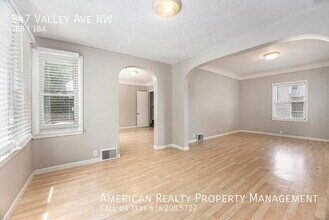547 Valley Ave NW in Grand Rapids, MI - Building Photo - Building Photo