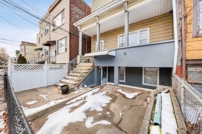 37 Pearsall Ave in Jersey City, NJ - Building Photo - Building Photo