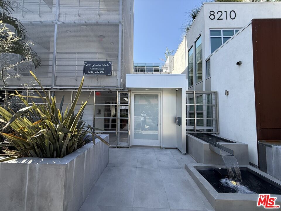 8210 Fountain Ave in West Hollywood, CA - Building Photo