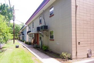 Fairwood Apartments in Baton Rouge, LA - Foto de edificio - Building Photo