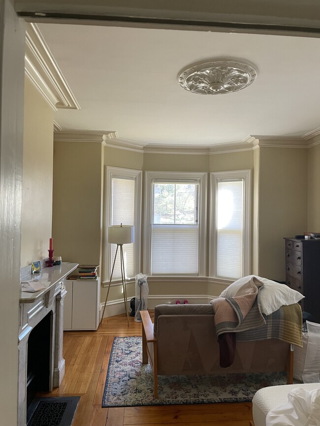 26 Oxford St, Unit First floor front in Somerville, MA - Foto de edificio - Building Photo