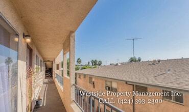 1962 N Beachwood Dr in Los Angeles, CA - Foto de edificio - Building Photo