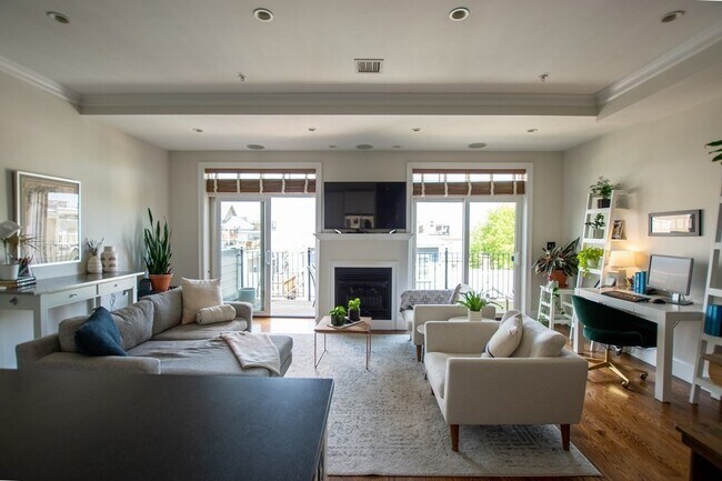 376 W Broadway, Unit 3 in Boston, MA - Building Photo - Building Photo