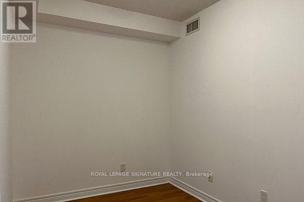 310 Burnhamthorpe Rd W in Mississauga, ON - Building Photo - Building Photo