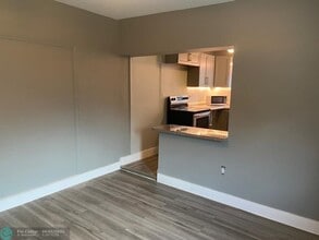 5001 NW 190th St in Miami Gardens, FL - Foto de edificio - Building Photo