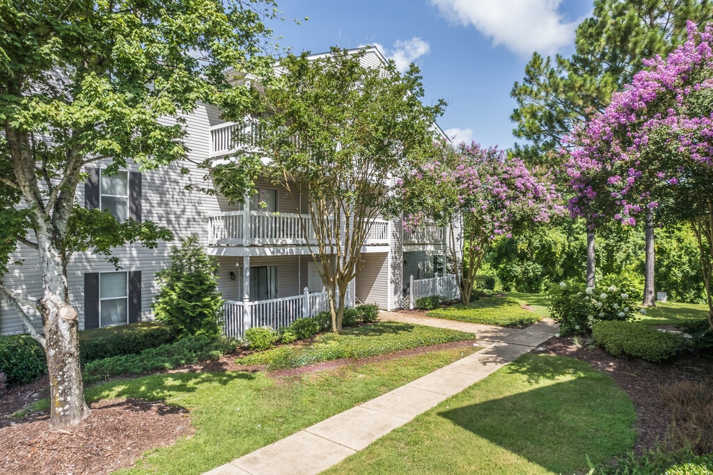 Shadow Lake Apartments in Flowood, MS