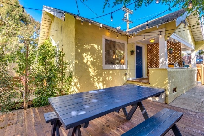 1208 Electric Ave in Los Angeles, CA - Foto de edificio - Building Photo