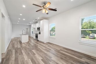 1230 W Owings St in Denison, TX - Building Photo - Building Photo