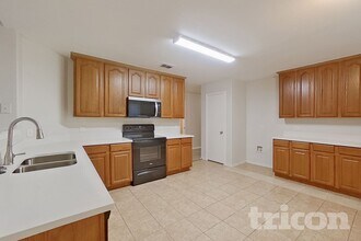 1242 Yukon Dr in Glenn Heights, TX - Foto de edificio - Building Photo