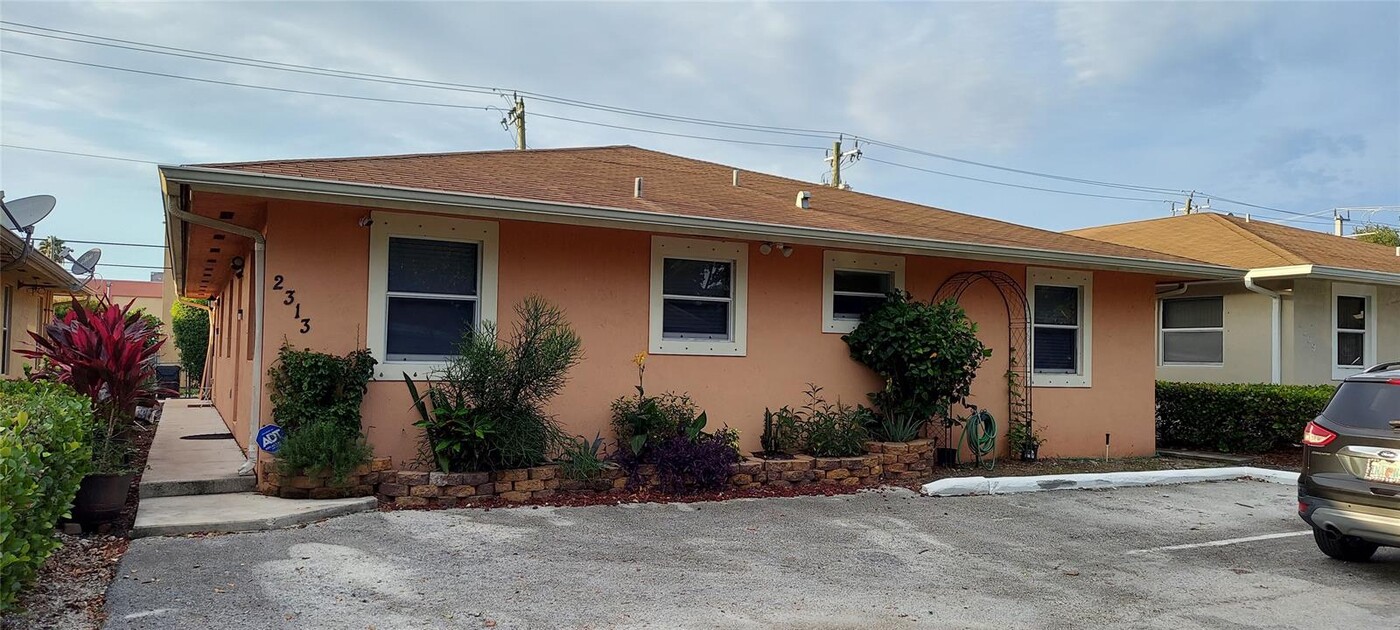 2313 Liberty St in Hollywood, FL - Building Photo