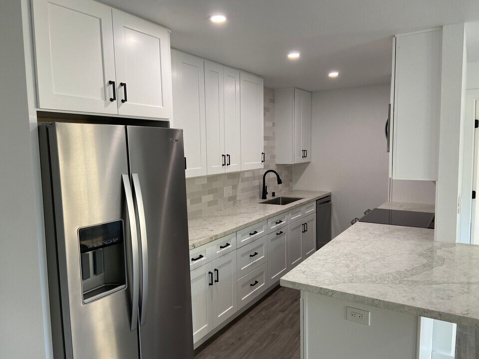 8022 Linda Vista Rd in San Diego, CA - Building Photo